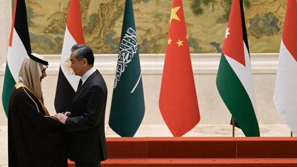 Príncipe Faisal bin Farhan al-Saud, ministro das Relações Exteriores da Arábia Saudita (à esquerda), saúda Wang Yi, ministro das Relações Exteriores da China, (à direita), na Residência Diaoyutai em Pequim, China, 20 de novembro de 2023 - Sputnik Brasil