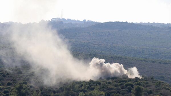 Nuvem de fumaça é vista após bombardeio israelense nos arredores da vila de Tayr Harfa, no sul do Líbano, perto da fronteira com Israel, 18 de novembro de 2023 - Sputnik Brasil
