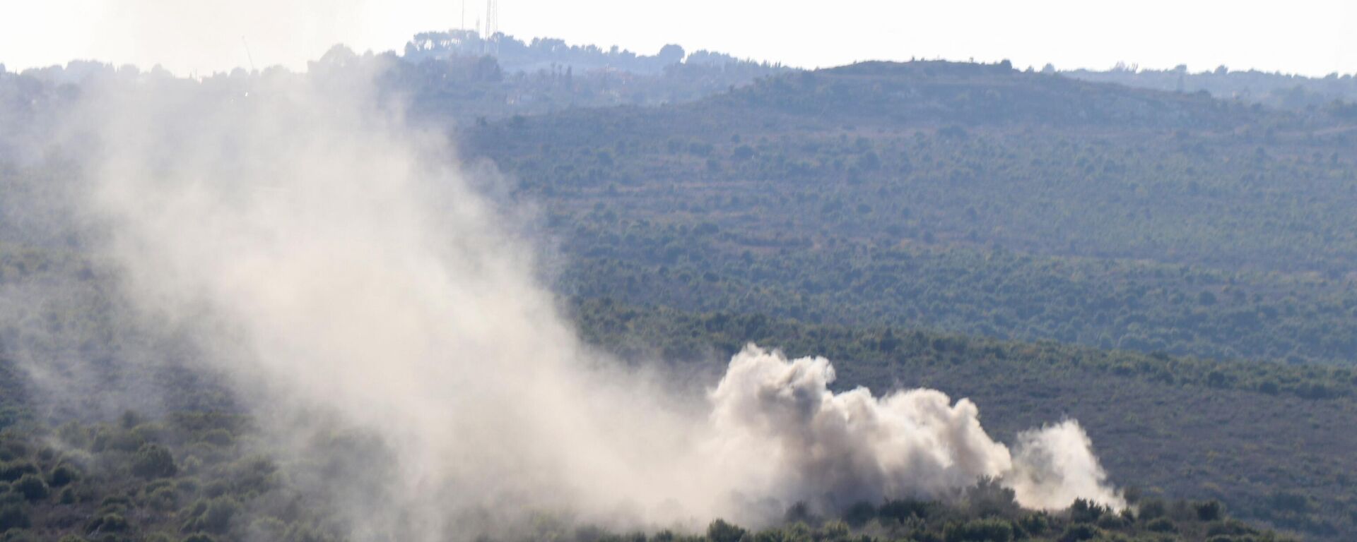 Nuvem de fumaça é vista após bombardeio israelense nos arredores da vila de Tayr Harfa, no sul do Líbano, perto da fronteira com Israel, 18 de novembro de 2023 - Sputnik Brasil, 1920, 21.11.2023