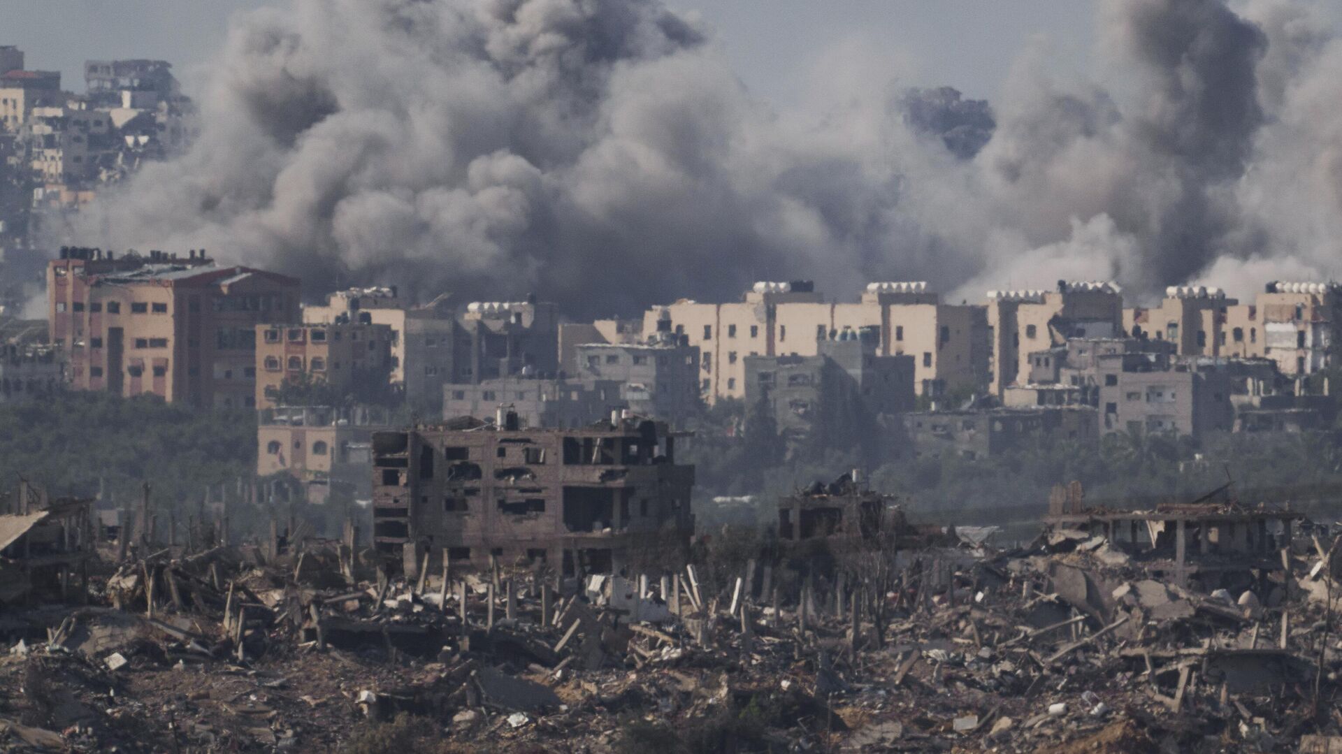Fumaça toma conta do céu em cidade palestina após bombardeio aéreo das Forças de Defesa de Israel (FDI). Faixa de Gaza, 21 de novembro de 2023 - Sputnik Brasil, 1920, 21.11.2023
