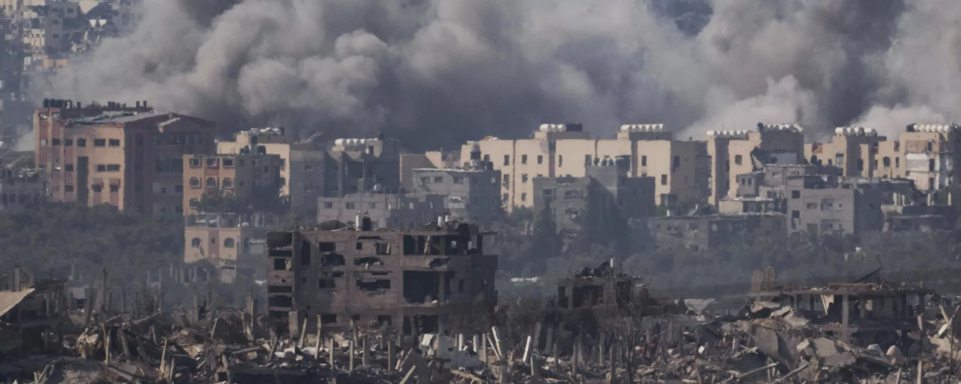Fumaça toma conta do céu em cidade palestina após bombardeio aéreo das Forças de Defesa de Israel (FDI). Faixa de Gaza, 21 de novembro de 2023 - Sputnik Brasil, 1920, 02.01.2024