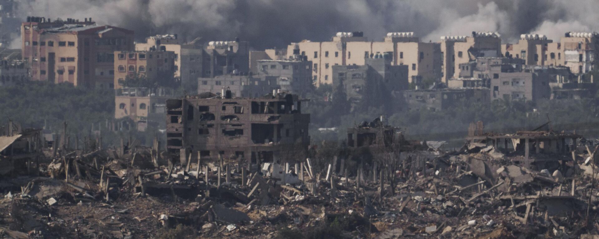 Fumaça toma conta do céu em cidade palestina após bombardeio aéreo das Forças de Defesa de Israel (FDI). Faixa de Gaza, 21 de novembro de 2023 - Sputnik Brasil, 1920, 02.01.2024