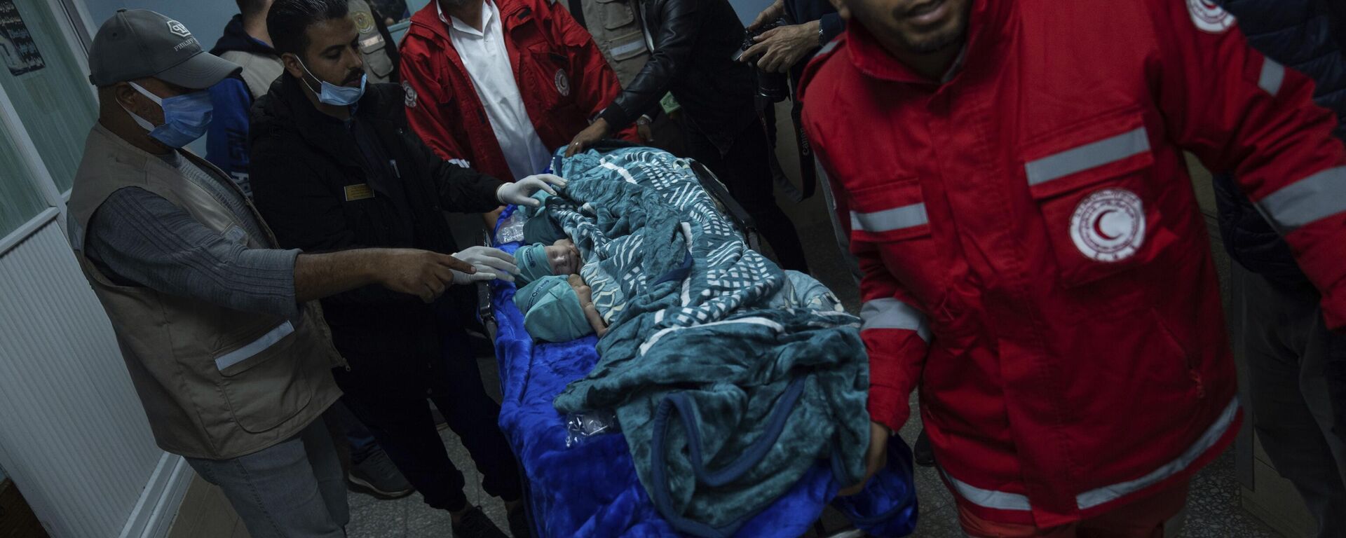 Bebês prematuros são transportados do hospital Al-Shifa para o Egito para receberem tratamento médico. Faixa de Gaza, 20 de novembro de 2023 - Sputnik Brasil, 1920, 21.11.2023