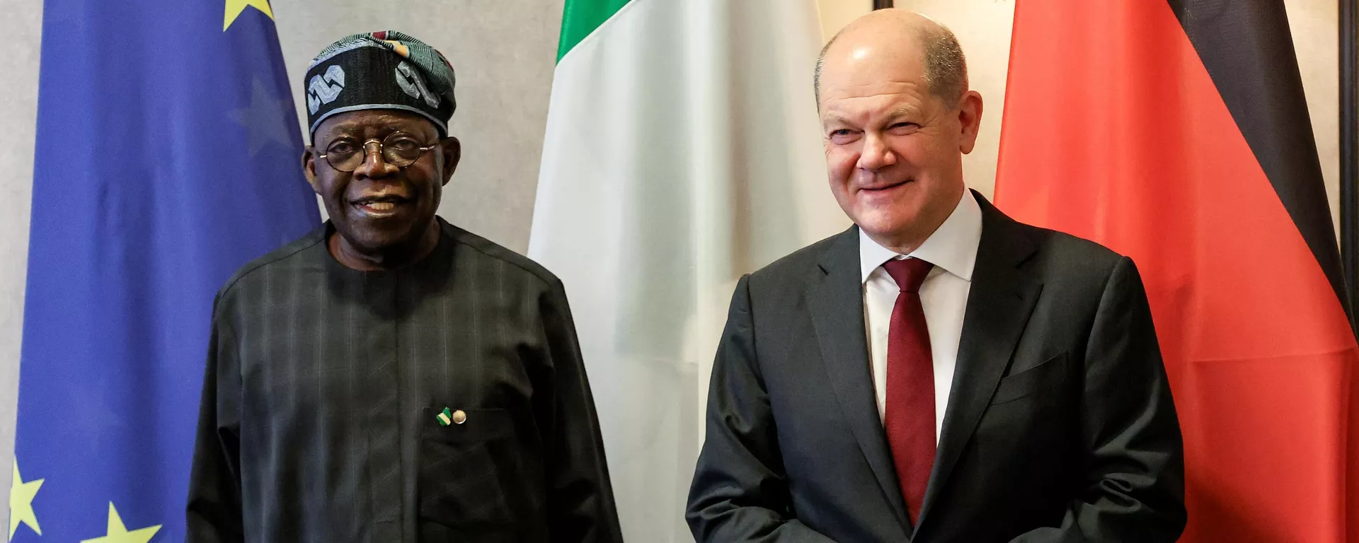 O chanceler alemão, Olaf Scholz, e o presidente da Nigéria, Bola Ahmed Adekunle Tinubu, posam para uma foto durante uma reunião bilateral. Berlim, 20 de novembro de 2023 - Sputnik Brasil, 1920, 21.11.2023