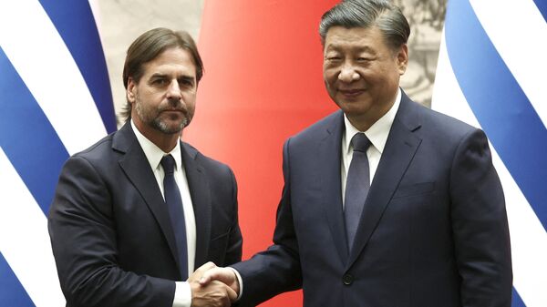 O presidente do Uruguai, Luis Lacalle Pou, e o presidente da China, Xi Jinping, apertam as mãos durante uma cerimônia de assinatura no Grande Salão do Povo em Pequim, em 22 de novembro de 2023 - Sputnik Brasil
