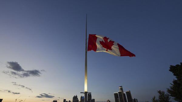 A bandeira canadense tremula a meio mastro para homenagear a falecida rainha Elizabeth II nas margens do rio Detroit, em Windsor. Ontário, 13 de setembro de 2022 - Sputnik Brasil