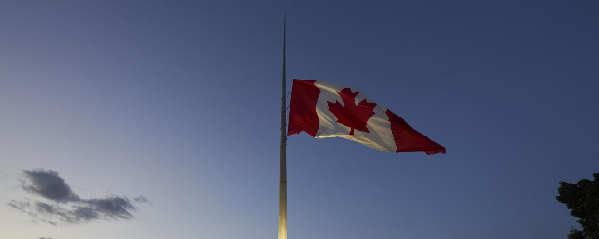 A bandeira canadense tremula a meio mastro para homenagear a falecida rainha Elizabeth II nas margens do rio Detroit, em Windsor. Ontário, 13 de setembro de 2022 - Sputnik Brasil, 1920, 22.11.2023