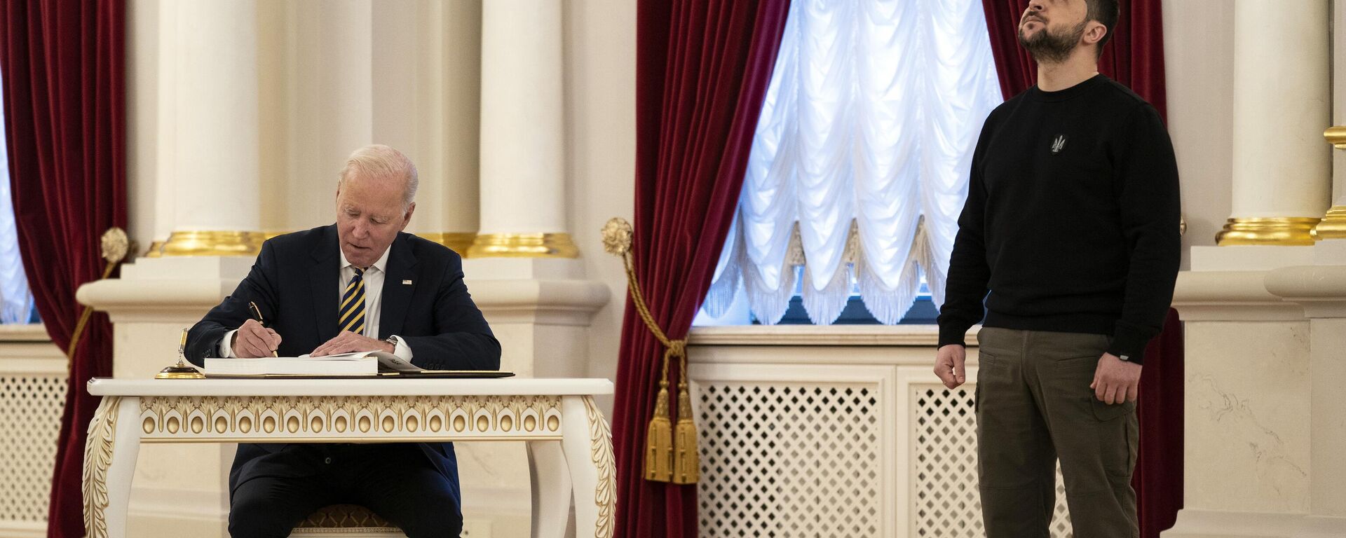 O presidente dos Estados Unidos, Joe Biden, assina livro de visitantes durante encontro com o presidente ucraniano Vladimir Zelensky. Kiev, 20 de fevereiro de 2023 - Sputnik Brasil, 1920, 11.12.2023
