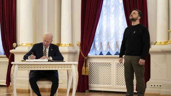 Presidente dos Estados Unidos, Joe Biden, assina livro de visitantes durante encontro com o presidente ucraniano Vladimir Zelensky. Kiev, 20 de fevereiro de 2023 - Sputnik Brasil