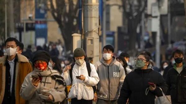 Pessoas transitando de máscara em Pequim - Sputnik Brasil