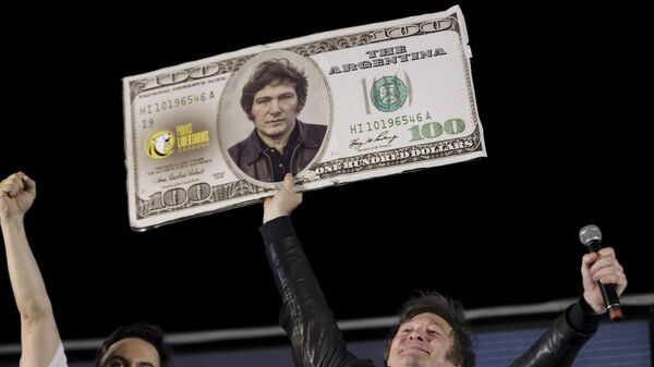 O então candidato à presidência argentina Javier Milei segura uma imagem de papelão de uma nota de 100 dólares americanos com seu rosto durante comício de encerramento de campanha em Córdoba, em 16 de novembro de 2023 - Sputnik Brasil