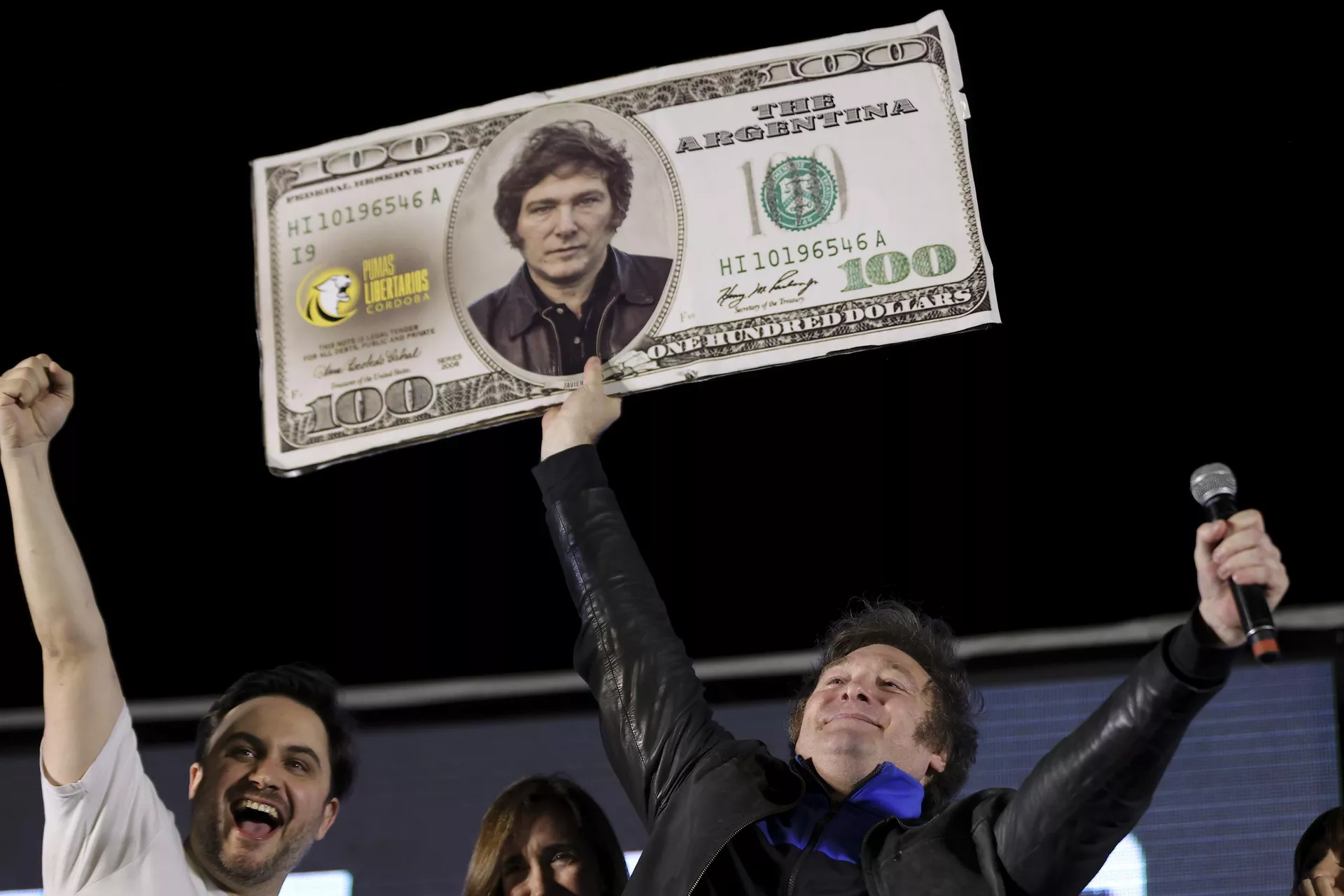 O então candidato argentino Javier Milei segura uma imagem de papelão de uma nota de 100 dólares americanos com uma imagem de seu rosto durante seu comício de encerramento da campanha em Córdoba, Argentina, 16 de novembro de 2023 - Sputnik Brasil, 1920, 08.12.2023