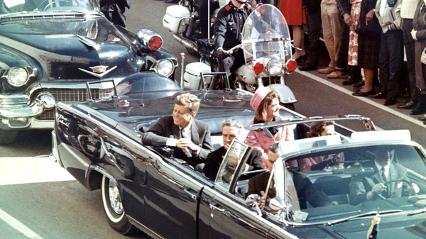 Foto do presidente Kennedy na limusine em Dallas, Texas, na Main Street, ao lado de Jackie Kennedy, o governador do Texas, John Connally, e sua esposa, Nellie, minutos antes de seu assassinato, 22 de novembro de 1963 - Sputnik Brasil