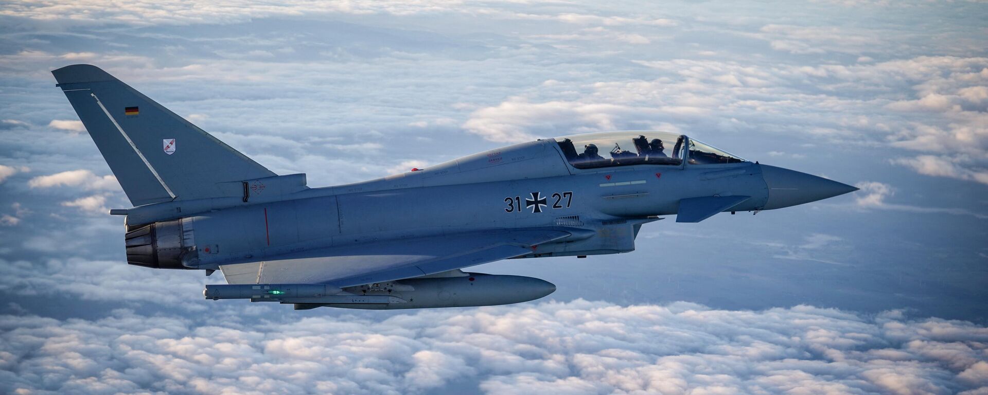 Um jato Eurofighter da Força Aérea acompanha o voo de um Airbus A400M da Força Aérea Alemã que transportava o Chanceler Alemão em direção ao aeroporto militar de Colônia Koeln-Wahn vindo de Berlim Schoenefeld, para participar de uma demonstração de capacidade militar, em 23 de outubro de 2023 - Sputnik Brasil, 1920, 23.11.2023