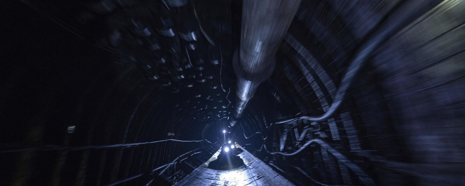 Mineiros andam em esteira rolante no túnel de mina de carvão na região de Dnepropetrovsk, Ucrânia, 7 de abril de 2023 - Sputnik Brasil, 1920, 23.11.2023