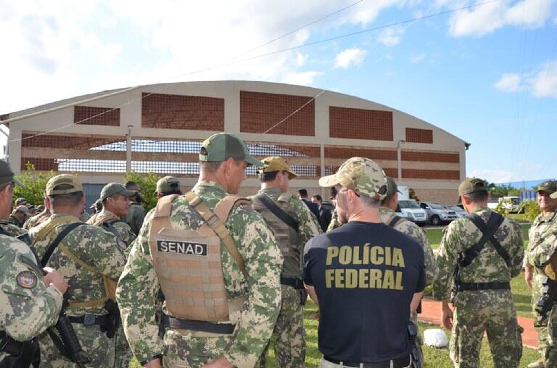 Agentes da Polícia Federal e da Secretaria Nacional Antidrogas do Paraguai comemoram a abertura da 30ª fase da operação Nova Aliança, em 28 de fevereiro de 2022 - Sputnik Brasil, 1920, 23.11.2023