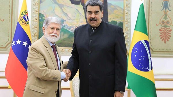 Celso Amorim (à esquerda), assessor especial para assuntos internacionais da Presidência da República brasileira, e Nicolás Maduro, presidente venezuelano, em março de 2023 - Sputnik Brasil