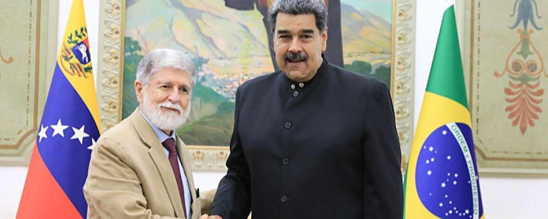 Celso Amorim (à esquerda), assessor especial para assuntos internacionais da Presidência da República brasileira, e Nicolás Maduro, presidente venezuelano, em março de 2023 - Sputnik Brasil, 1920, 15.12.2023