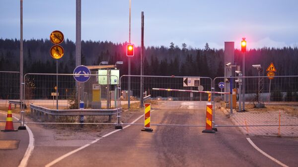 Cerca que bloqueia o acesso ao posto fronteiriço, vazio e fechado, de Nuijamaa, entre a Rússia e a Finlândia. Lappeenranta, Finlândia, 18 de novembro de 2023 - Sputnik Brasil