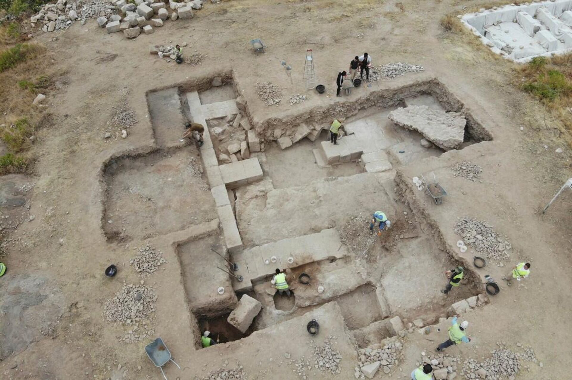 Arqueólogos conduzindo escavações na antiga cidade romana de Doliche, no território da atual Turquia - Sputnik Brasil, 1920, 24.11.2023