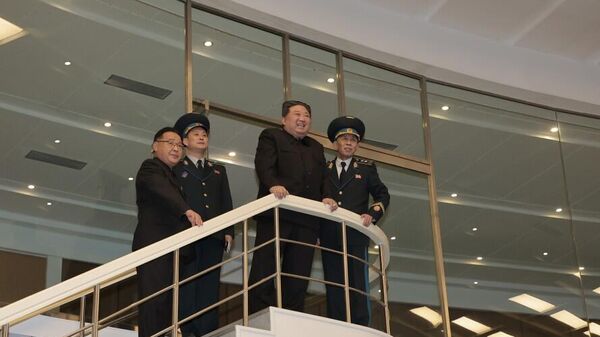 Kim Jong-un visita Centro de Controle Geral da Administração Nacional de Tecnologia Aeroespacial, em Pyongyang, Coreia do Norte  - Sputnik Brasil