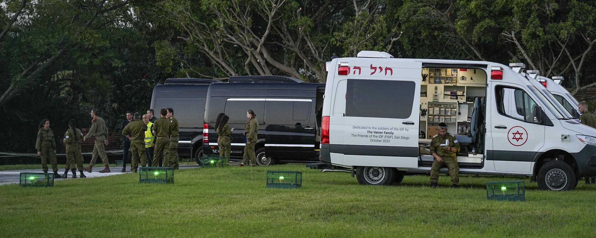 Ambulâncias são preparadas para receber reféns libertados pelo Hamas durante trégua humanitária. Israel, 24 de novembro de 2023 - Sputnik Brasil, 1920, 24.11.2023