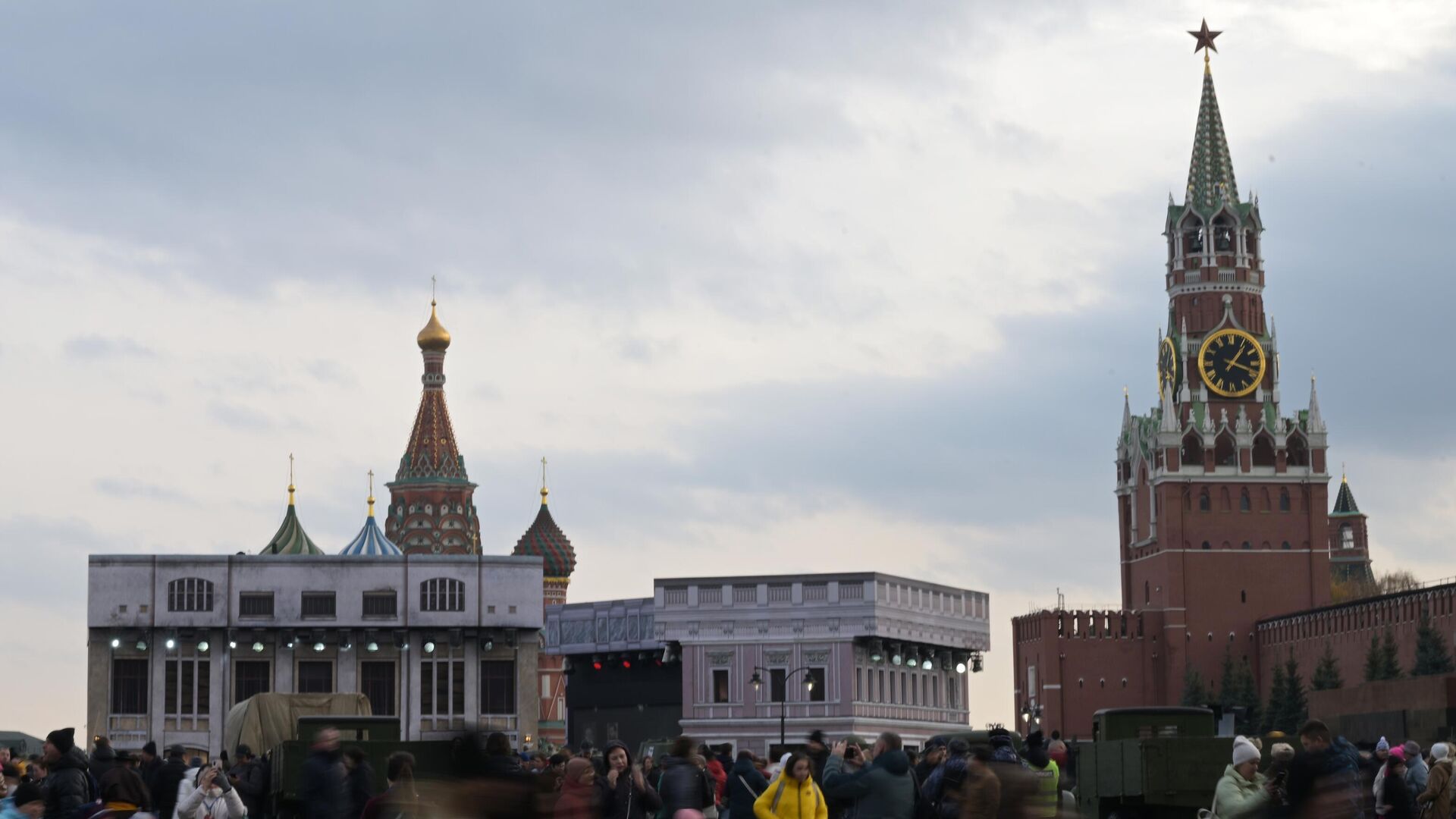 Exposição em homenagem ao 82º aniversário do desfile militar na Praça Vermelha, com Kremlin no fundo, em Moscou, Rússia, foto publicada em 5 de novembro de 2023 - Sputnik Brasil, 1920, 12.02.2024