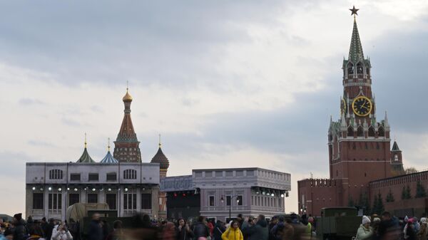 Exposição em homenagem ao 82º aniversário do desfile militar na Praça Vermelha, com o Kremlin no fundo, em Moscou. Rússia, 5 de novembro de 2023 - Sputnik Brasil