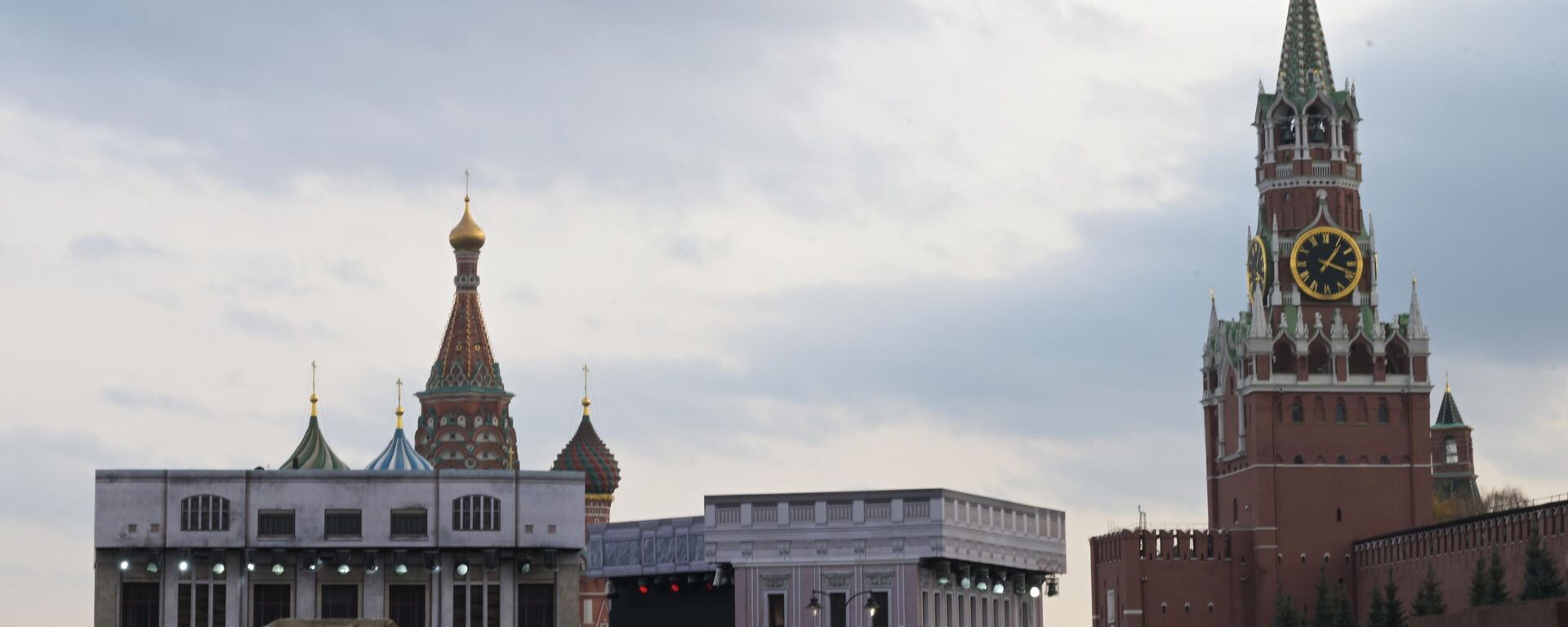 Exposição em homenagem ao 82º aniversário do desfile militar na Praça Vermelha, com Kremlin no fundo, em Moscou, Rússia, foto publicada em 5 de novembro de 2023 - Sputnik Brasil, 1920, 12.02.2024