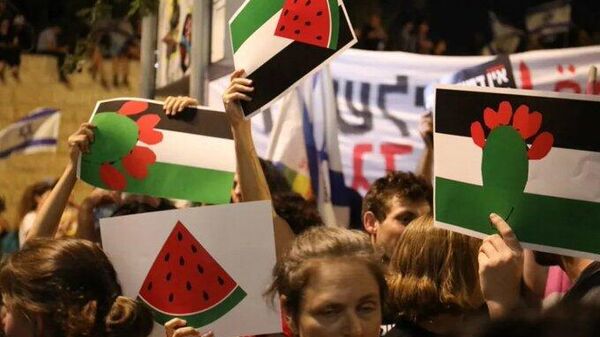 Manifestantes mostram cartazes com melancia em prol da causa palestina 23 de julho de 2023, em Jerusalém (Israel) - Sputnik Brasil