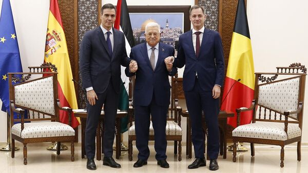 O presidente palestino, Mahmoud Abbas, dá as mãos ao primeiro-ministro da Bélgica, Alexander De Croo, e ao primeiro-ministro da Espanha, Pedro Sánchez, durante reunião na cidade ocupada de Ramallah. Cisjordânia, 23 de novembro de 2023 - Sputnik Brasil
