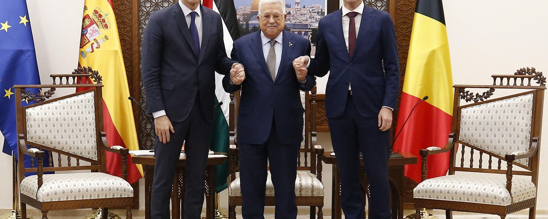 O presidente palestino, Mahmoud Abbas, dá as mãos ao primeiro-ministro da Bélgica, Alexander De Croo, e ao primeiro-ministro da Espanha, Pedro Sánchez, durante reunião na cidade ocupada de Ramallah. Cisjordânia, 23 de novembro de 2023 - Sputnik Brasil, 1920, 24.11.2023