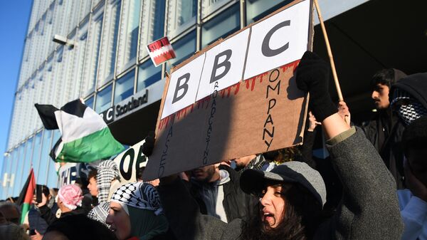 Manifestantes reúnem-se em frente ao edifício da BBC, na Escócia para mostrar solidariedade com o povo palestino, em Glasgow, em 14 de outubro de 2023. - Sputnik Brasil