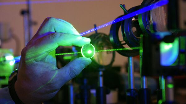 Cientistas russos trabalham em laser que ao ser direcionado à palma da mão pode detectar câncer