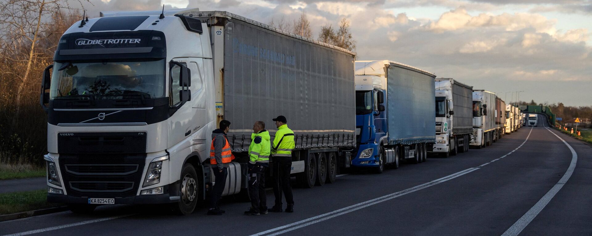 Caminhões fazem fila em autoestrada e bloqueiam o acesso à passagem da fronteira polonesa-ucraniana em Dorogusk, Polônia, 6 de novembro de 2023 - Sputnik Brasil, 1920, 25.11.2023