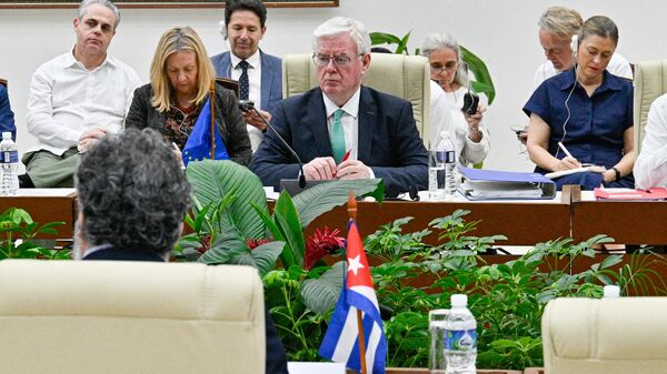 O Representante Especial da União Europeia para os Direitos Humanos, Eamon Gilmore (C), participa de reunião com representantes cubanos em Havana em 24 de novembro de 2023 - Sputnik Brasil