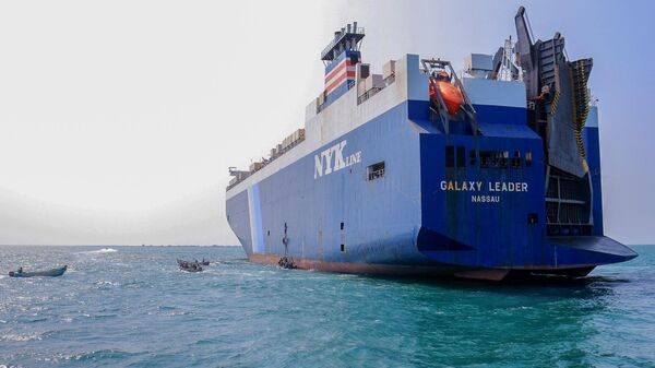 Navio de carga Galaxy Leader, apreendido por combatentes houthis dois dias antes, em um porto no mar Vermelho, na província de Hodeida, Iêmen, 22 de novembro de 2023 - Sputnik Brasil