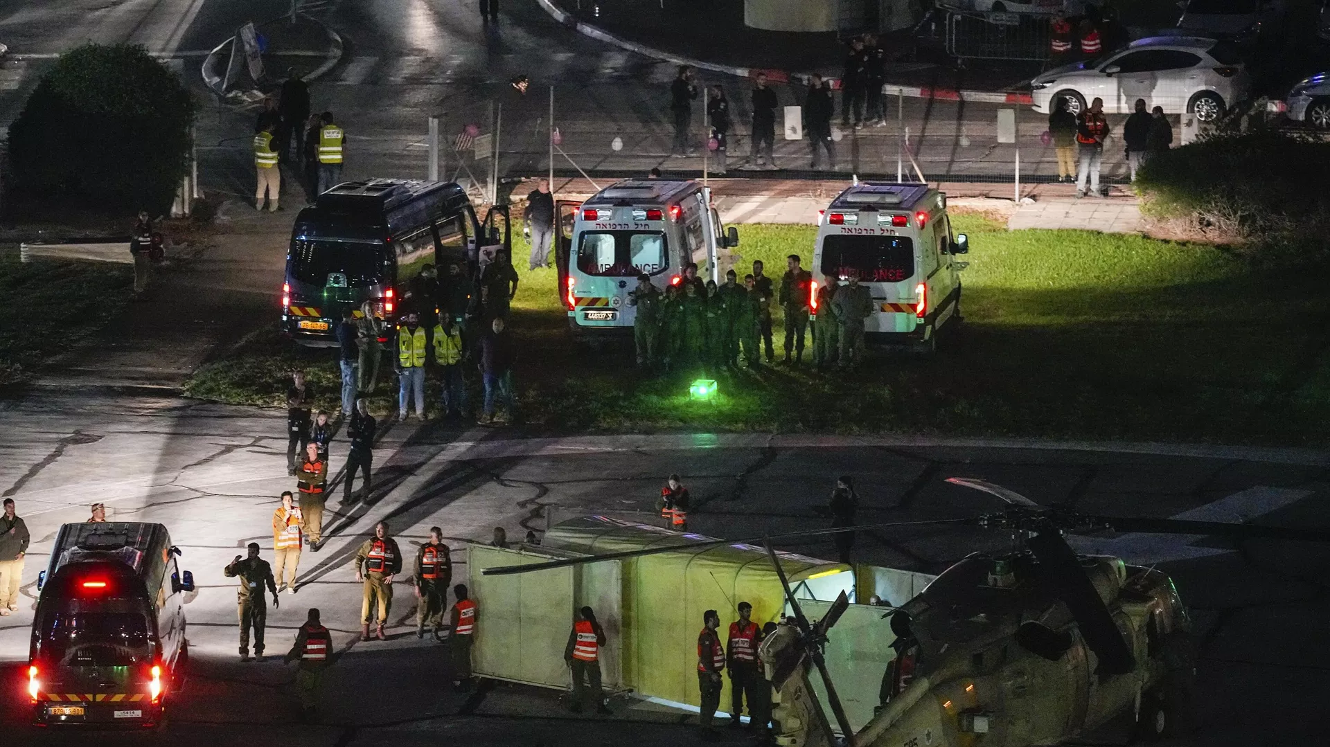 Um helicóptero transportando reféns libertados pelo Hamas pousa no Centro Médico Infantil Schneider em Petah Tikva, Israel, em 24 de novembro de 2023 - Sputnik Brasil, 1920, 25.11.2023