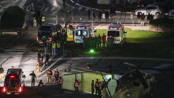 Um helicóptero transportando reféns libertados pelo Hamas pousa no Centro Médico Infantil Schneider em Petah Tikva, Israel, em 24 de novembro de 2023 - Sputnik Brasil
