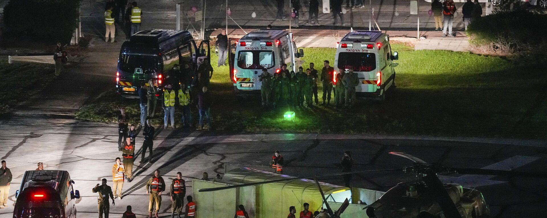 Um helicóptero transportando reféns libertados pelo Hamas pousa no Centro Médico Infantil Schneider em Petah Tikva, Israel, em 24 de novembro de 2023 - Sputnik Brasil, 1920, 25.11.2023