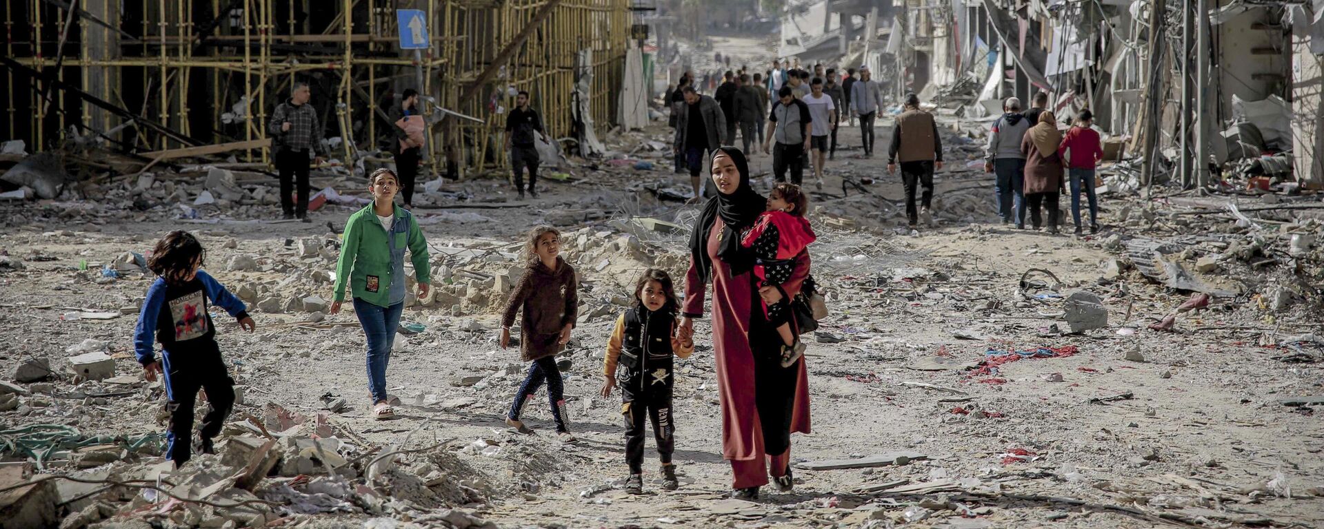 Palestinos caminham entre escombros de edifícios destruídos no norte da Faixa de Gaza, após semanas de bombardeio israelense, quando um cessar-fogo de quatro dias entrou em vigor, em 25 de novembro de 2023 - Sputnik Brasil, 1920, 20.12.2023