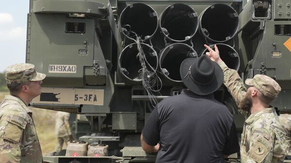 Soldados dos EUA inspecionam o sistema de mísseis de artilharia M142 HIMARS durante um exercício militar conjunto EUA-Filipinas em Salaknib em Laur, província de Nueva Ecija, norte das Filipinas, em 31 de março de 2023. - Sputnik Brasil