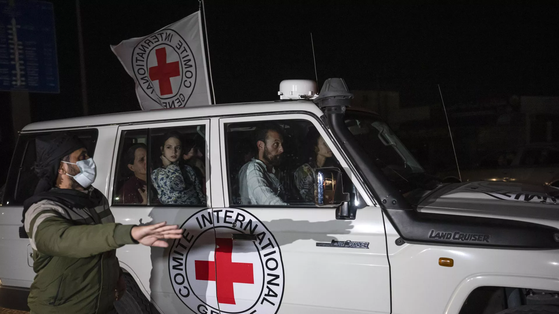Um veículo da Cruz Vermelha transportando reféns israelenses passa pelo cruzamento da Faixa de Gaza para o Egito em Rafah no sábado, 25 de novembro de 2023. (Foto da AP/Fatima Shbair) - Sputnik Brasil, 1920, 25.11.2023