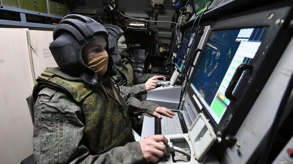 Militares rusos en sus puestos de trabajo en el vehículo de control de combate de las Fuerzas de Defensa Antiaérea de Rusia en la región de Zaporozhie - Sputnik Brasil