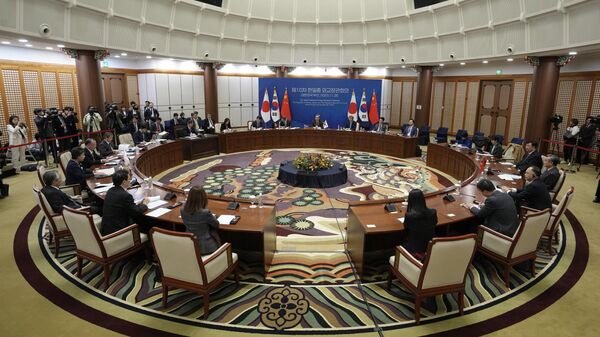 Delegação do Japão (à esquerda), da China (no centro), e da Coreia do Sul (à direita), participam de reunião trilateral de ministros das Relações Exteriores em Busan, Coreia do Sul, 26 de novembro de 2023 - Sputnik Brasil
