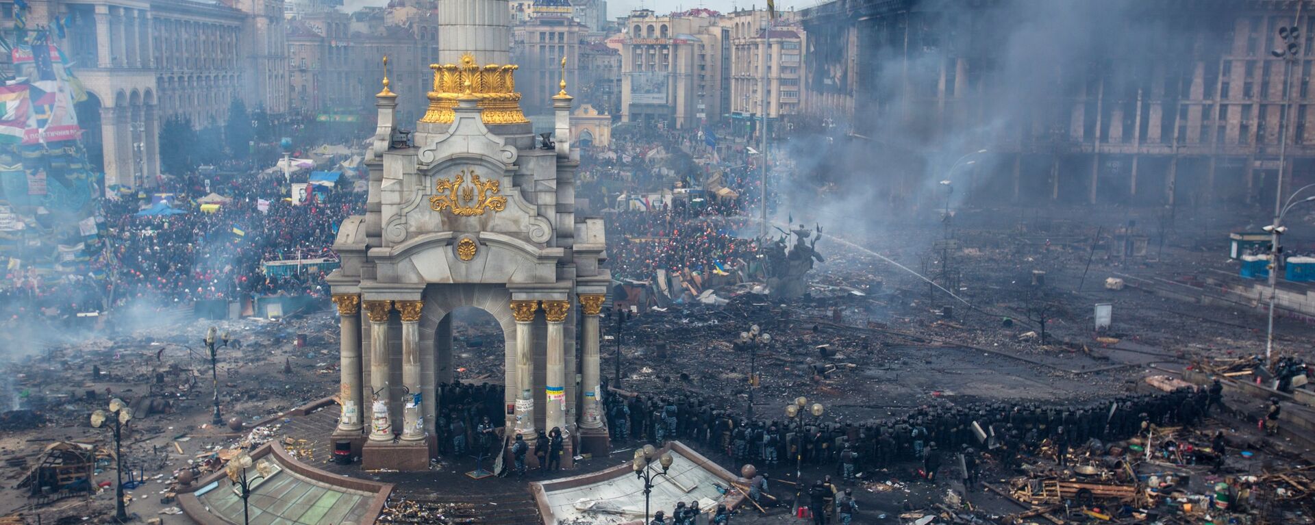 Policiais e apoiadores da oposição são vistos na praça Maidan, em Kiev, onde começaram os confrontos entre manifestantes e a polícia - Sputnik Brasil, 1920, 26.11.2023