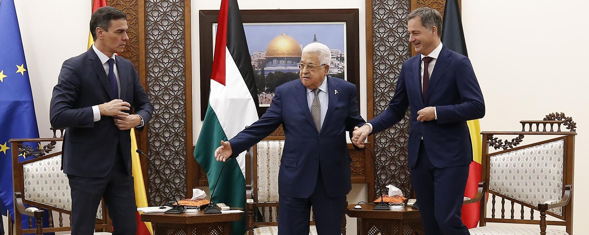 Mahmoud Abbas, presidente palestino (no centro), reúne-se com Alexander De Croo (à esquerda) e Pedro Sanchez (à direita), primeiros-ministros da Bélgica e da Espanha, na cidade de Ramallah, Cisjordânia, 23 de novembro de 2023 - Sputnik Brasil, 1920, 26.11.2023