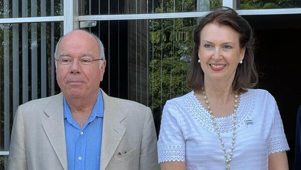 Em visita relâmpago, a futura ministra das Relações Exteriores da Argentina, Diana Mondino, se encontra com o chanceler brasileiro Mauro Vieira - Sputnik Brasil