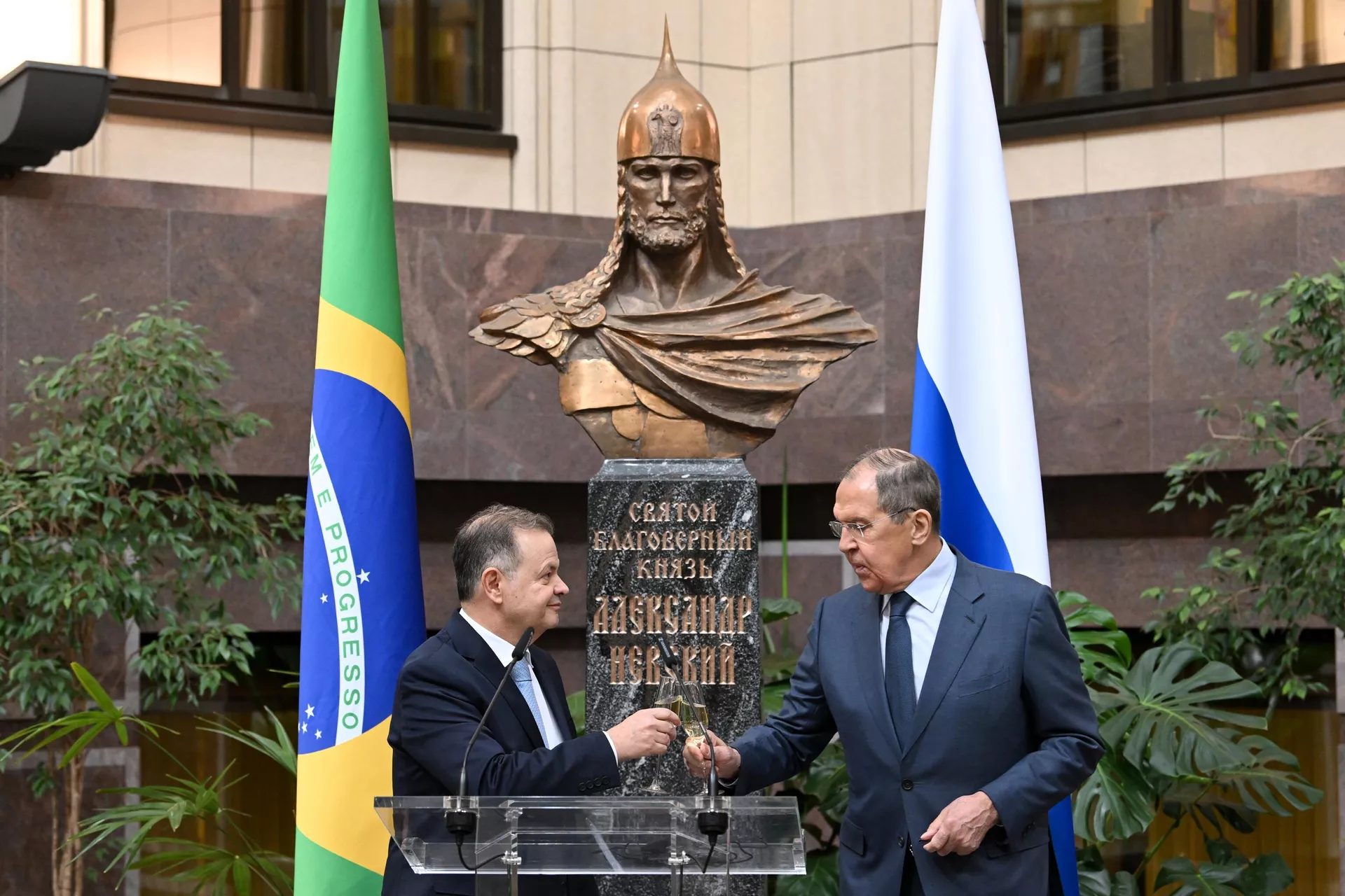 Embaixador do Brasil na Rússia, Rodrigo de Lima Baena Soares (à esquerda), e o ministro das Relações Exteriores da Rússia, Sergei Lavrov (à direita), na cerimônia de abertura da exposição celebrando os 195 anos das relações diplomáticas entre os dois países - Sputnik Brasil, 1920, 18.01.2024