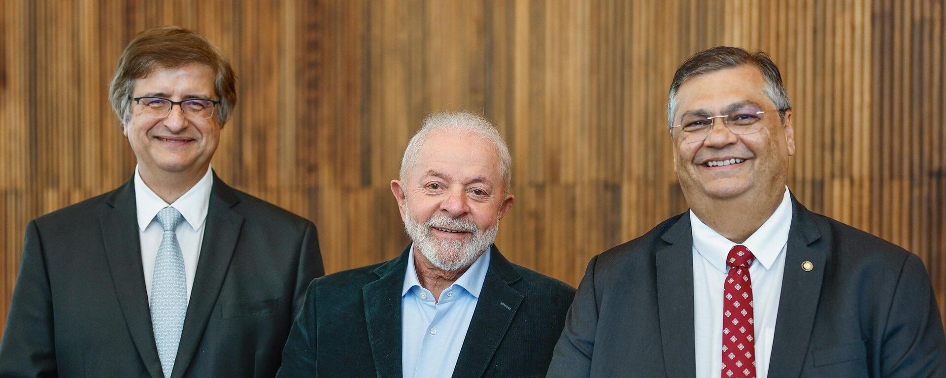 O presidente Luiz Inácio Lula da Silva ao lado do ministro da Justiça, Flávio Dino, e do procurador Paulo Gustavo Gonet Branco, no Palácio do Planalto. Brasília, 27 de novembro de 2023 - Sputnik Brasil, 1920, 27.11.2023